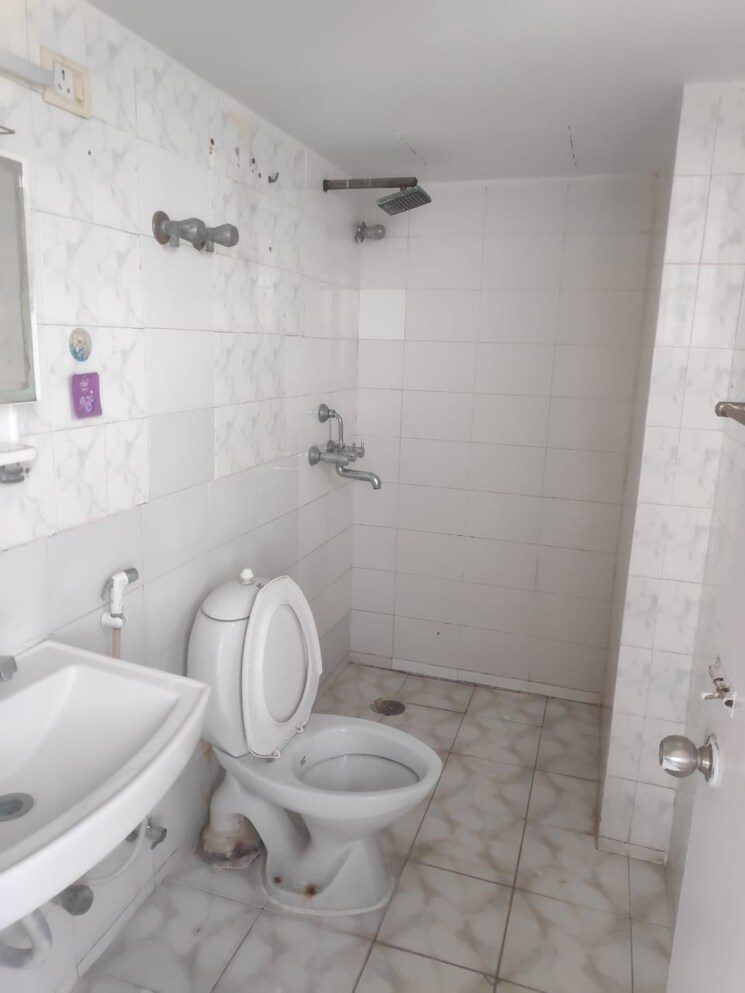 Bathroom, prince anwar shah road 6+ Bedroom 2160 Sq.Ft. Apartment In Prince Anwar Shah Road Kolkata 8709897