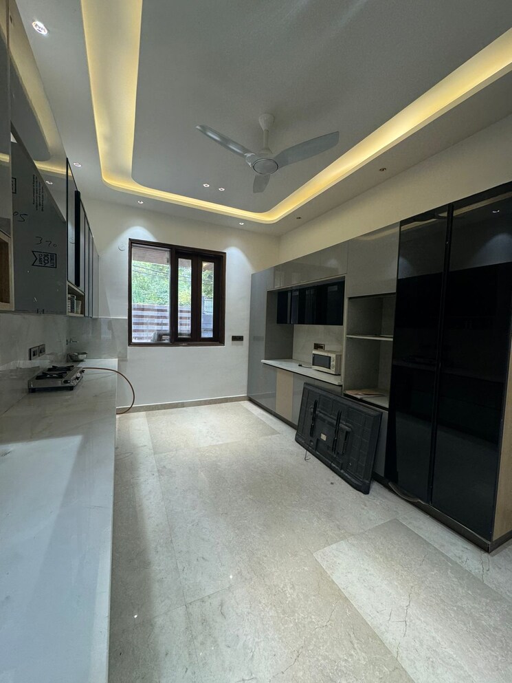 Room, sainik farm 5 Bedroom 550 Sq.Yd. Villa In Sainik Farm Delhi 8710051