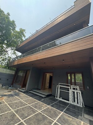 5 BHK Villa – Exterior View View at Sainik Farm - for Sale