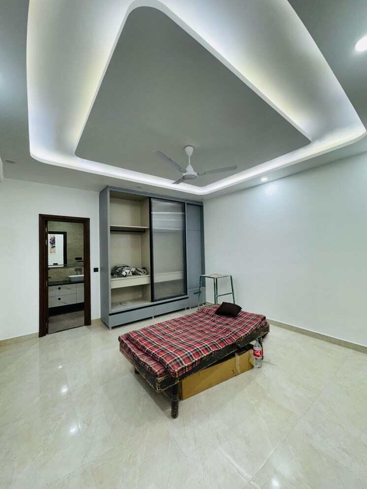 Room, sainik farm 4 Bedroom 550 Sq.Yd. Villa In Sainik Farm Delhi 8710109