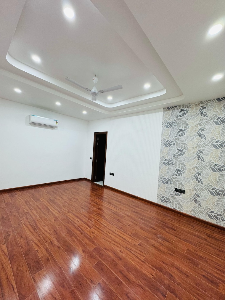 Room, sainik farm 4 Bedroom 550 Sq.Yd. Villa In Sainik Farm Delhi 8710109