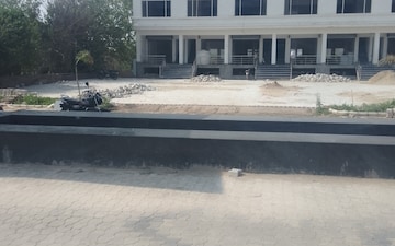 Showroom For Sale in KharaR-Kurali Highway