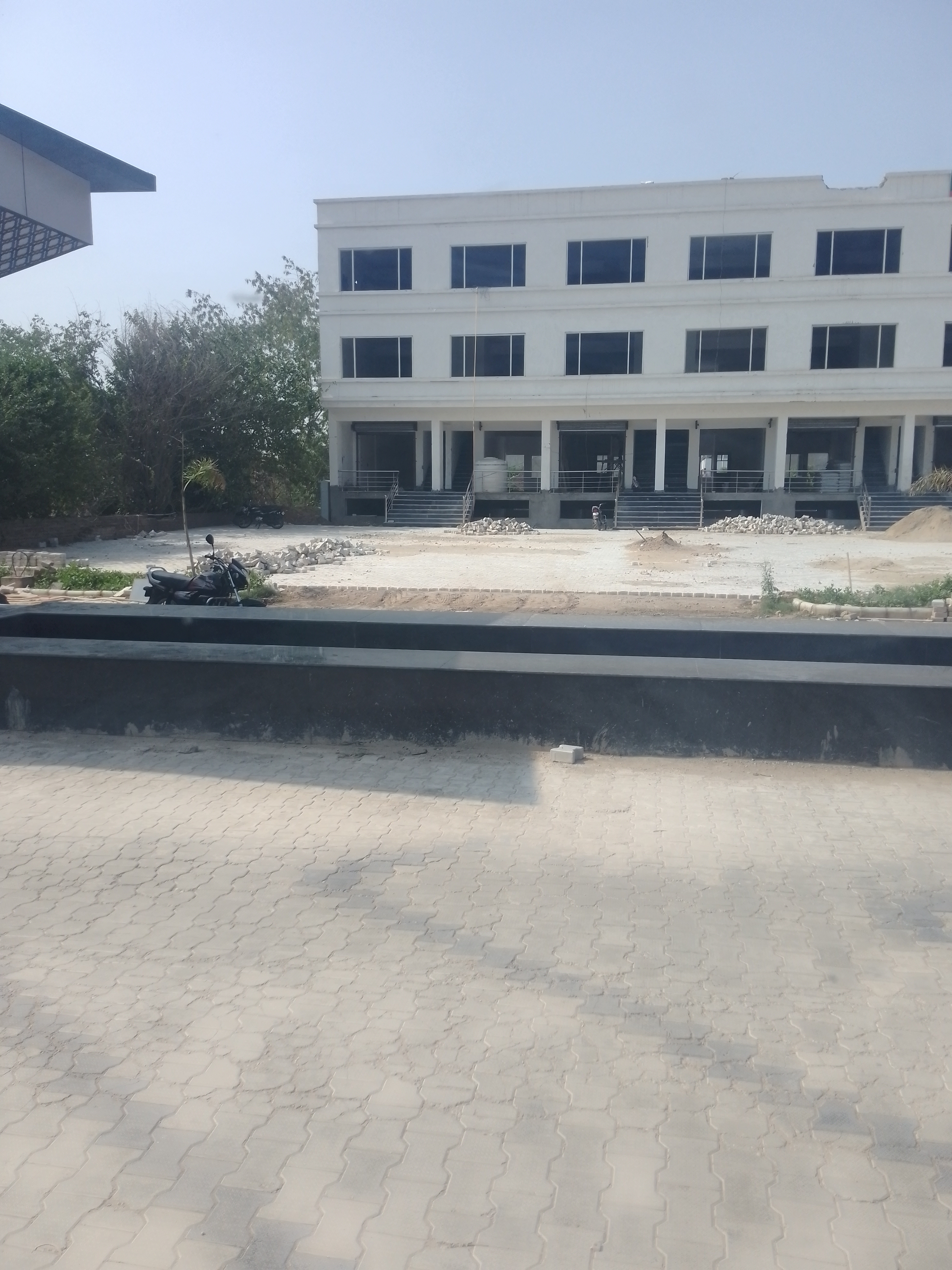 Showroom For Sale in Real Estate Advisor 