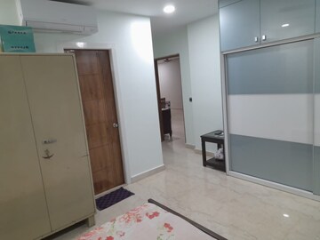 Room in 3 BHK Apartment at Ambuja Utalika : The Condoville, Em Bypass – for Rent