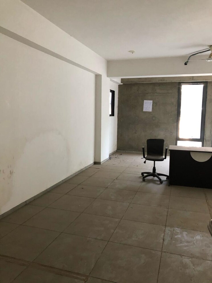 Room, navrangpura Commercial Office Space 861 Sq.Ft. In Navrangpura Ahmedabad 8710287