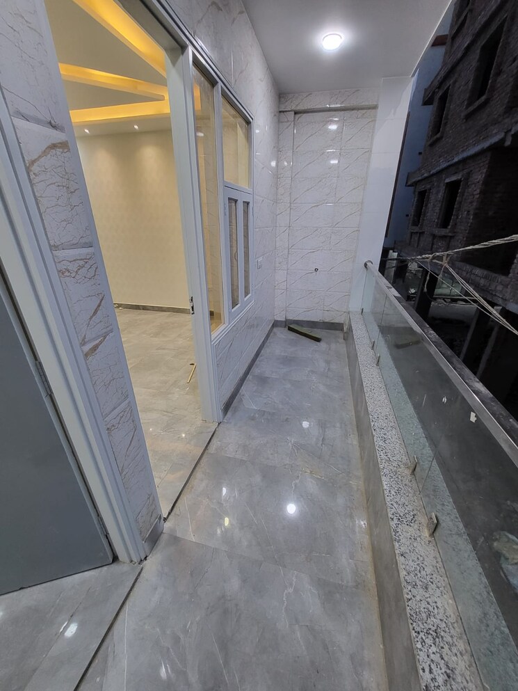 Balcony, deep vihar 2 Bedroom 57 Sq.Yd. Builder Floor In Deep Vihar Delhi 8710434