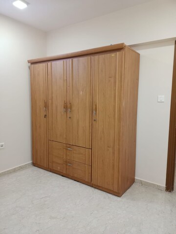 Room in 3 BHK Apartment at K Raheja Vistas, Andheri East – for Rent