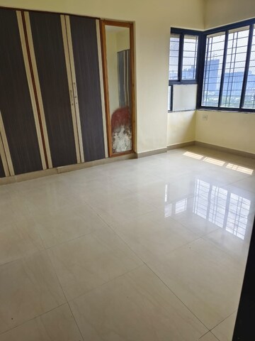Room in 2 BHK Apartment at Lodha Amara, Kolshet Road – for Rent
