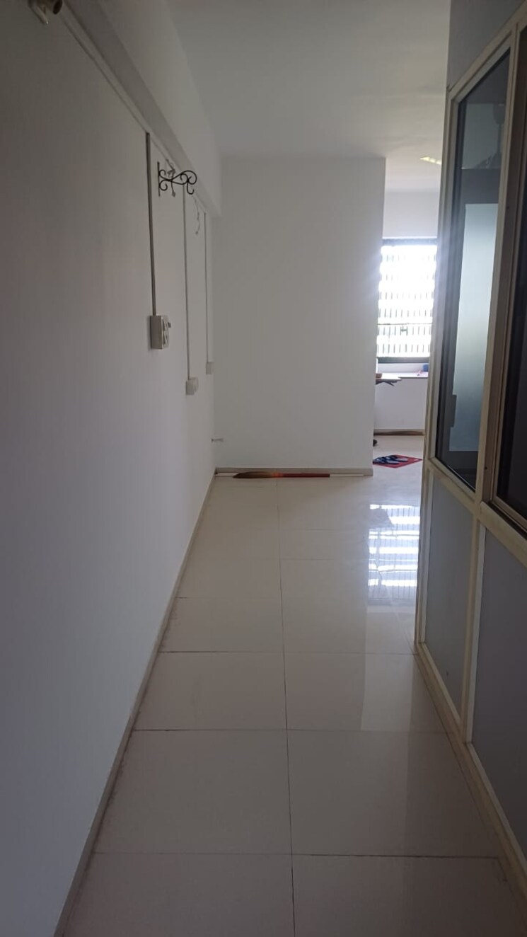 Room, science city Commercial Office Space 700 Sq.Ft. In Science City Ahmedabad 8710548