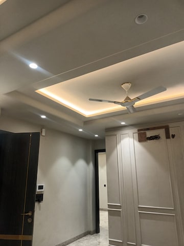 Furnished Amenities in 3 BHK Builder Floor at Laxmi Nagar – for Rent