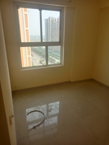 Room in 3 BHK Apartment at Wave Dream Homes, Wave City – for Rent