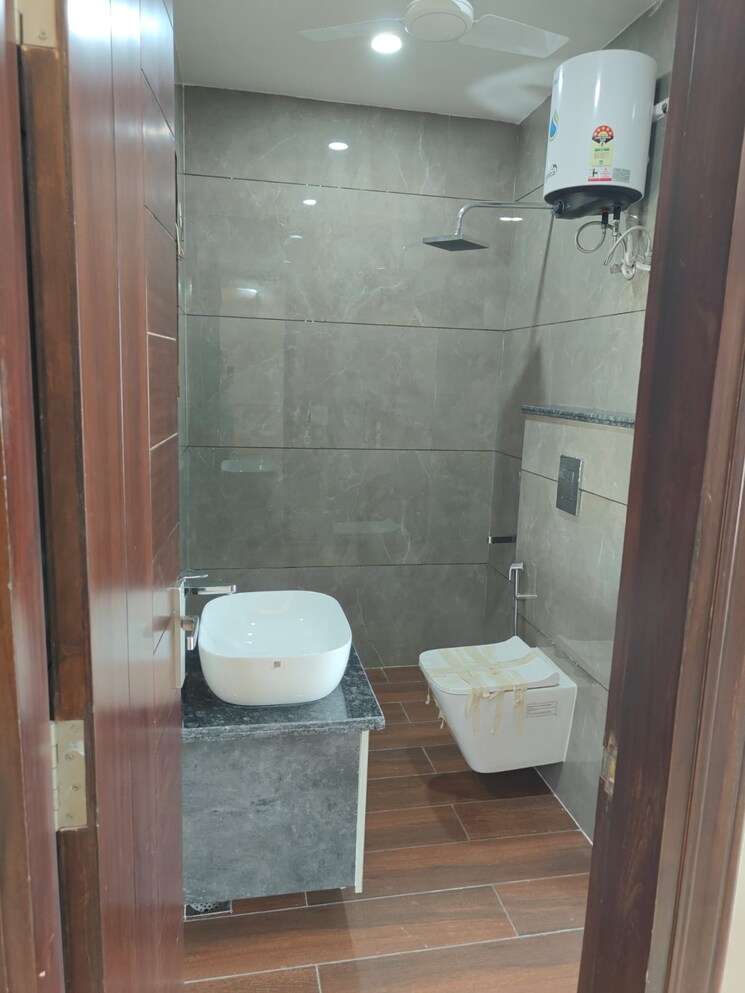 Attached Bathroom, sector 56 4 Bedroom 300 Sq.Yd. Builder Floor In Sector 56 Gurgaon 8710945