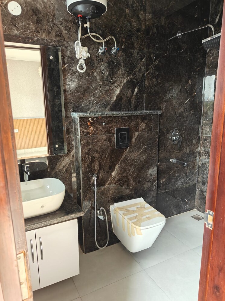 Attached Bathroom, sector 56 4 Bedroom 300 Sq.Yd. Builder Floor In Sector 56 Gurgaon 8710945