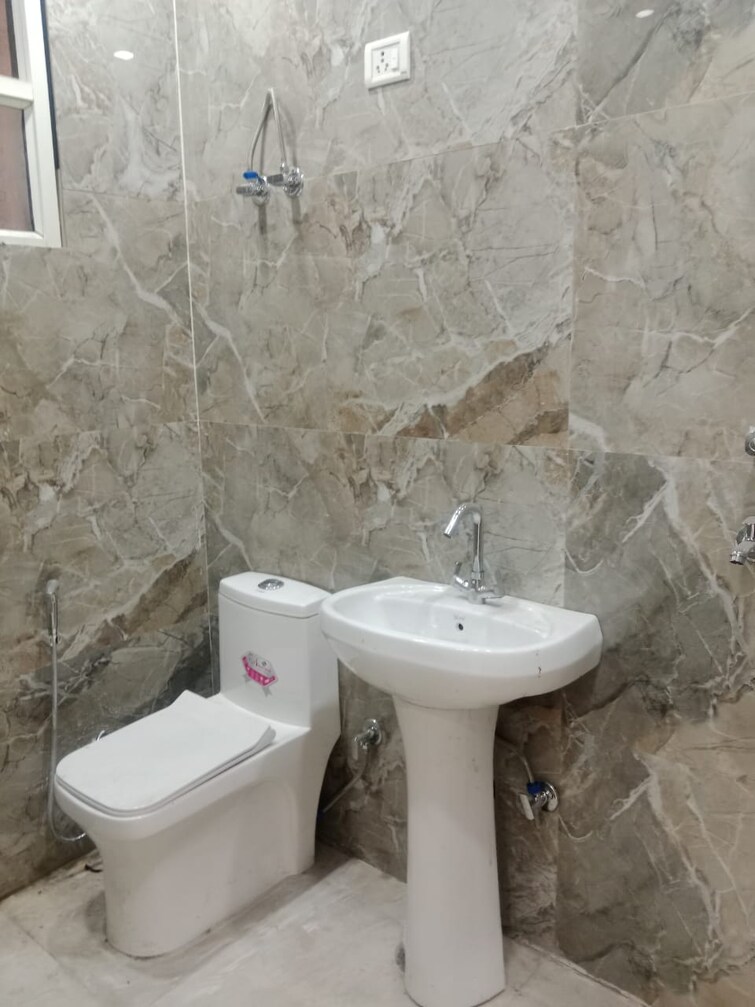 Bathroom, gyan khand ii 4 Bedroom 2800 Sq.Ft. Builder Floor In Gyan Khand ii Ghaziabad 8710937