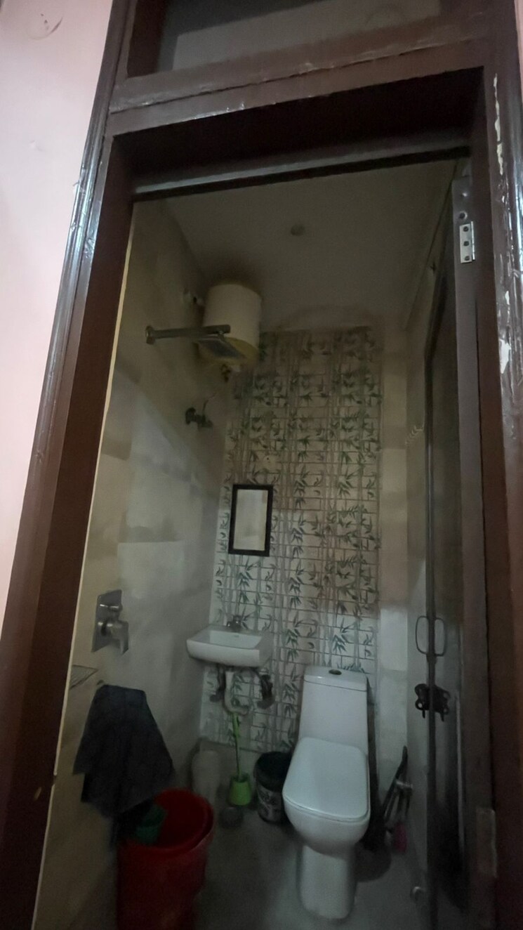 Bathroom, rohini sector 5 2 Bedroom 800 Sq.Ft. Builder Floor In Rohini Sector 5 Delhi 8711126