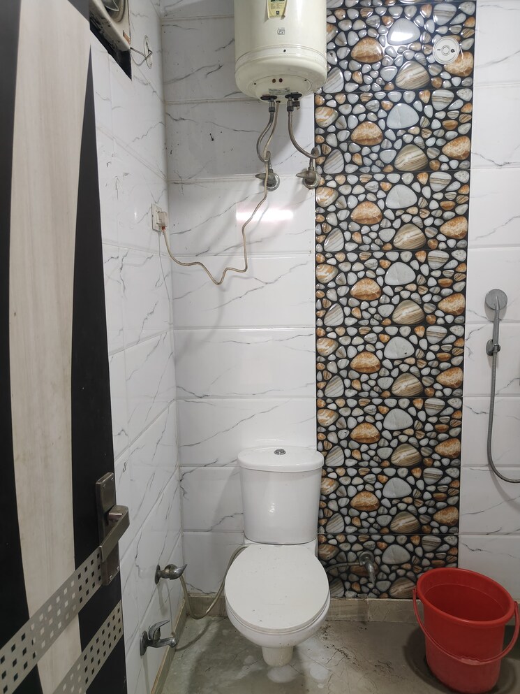 Bathroom, rohini sector 3 2 Bedroom 900 Sq.Ft. Builder Floor In Rohini Sector 3 Delhi 8711228