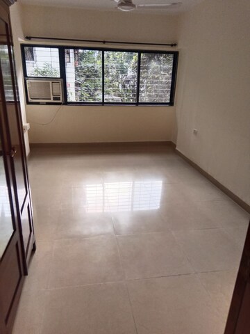 Room in 2 BHK Apartment at Manju Mahal Apartment, Pali Hill – for Rent