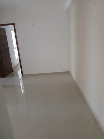 Room in 2 BHK Apartment at Supertech Czar Suites, Omicron I Greater Noida – for Rent