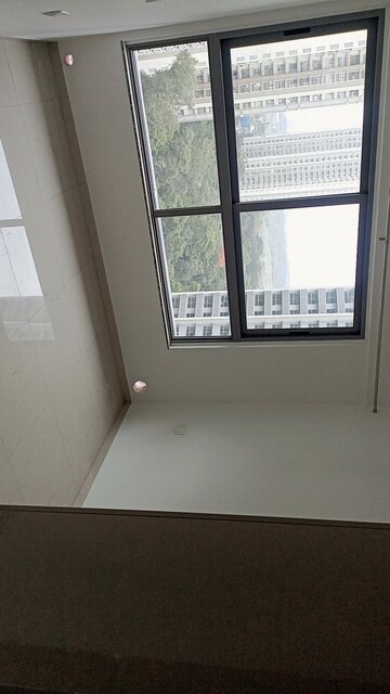 Room in 2 BHK Apartment at Kalpataru Immensa, Kolshet Road – for Rent