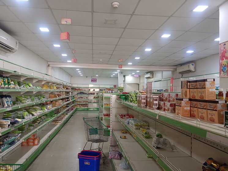 Balcony, rajajipuram Commercial Showroom 1750 Sq.Ft. In Rajajipuram Lucknow 8711344