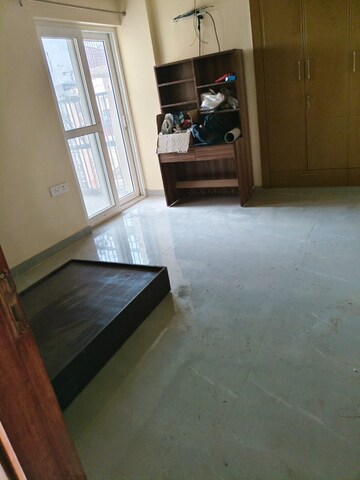 Room in 5 BHK Apartment at Logix Blossom County, Sector 137 – for Rent
