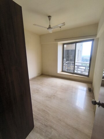 Room in 3.5 BHK Apartment at Wadhwa Imperial Heights, Goregaon West – for Rent