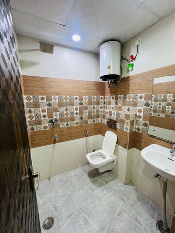 Master Bedroom in 3 BHK Builder Floor at RWA Residential Society Sector 46, Sector 46 – for Rent