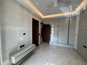 Building Lobby in 4 BHK Builder Floor at Mall Fifty One, Sector 51 – for Rent