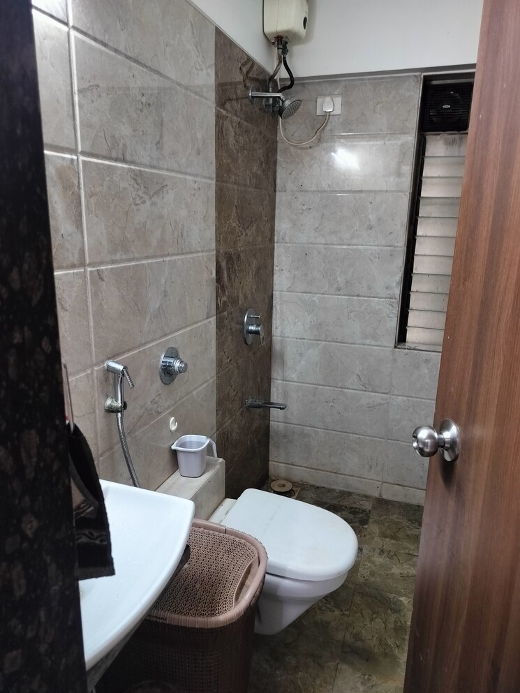 Bathroom, dlh-imur 2 Bedroom 750 Sq.Ft. Apartment In Andheri West Mumbai 8712109