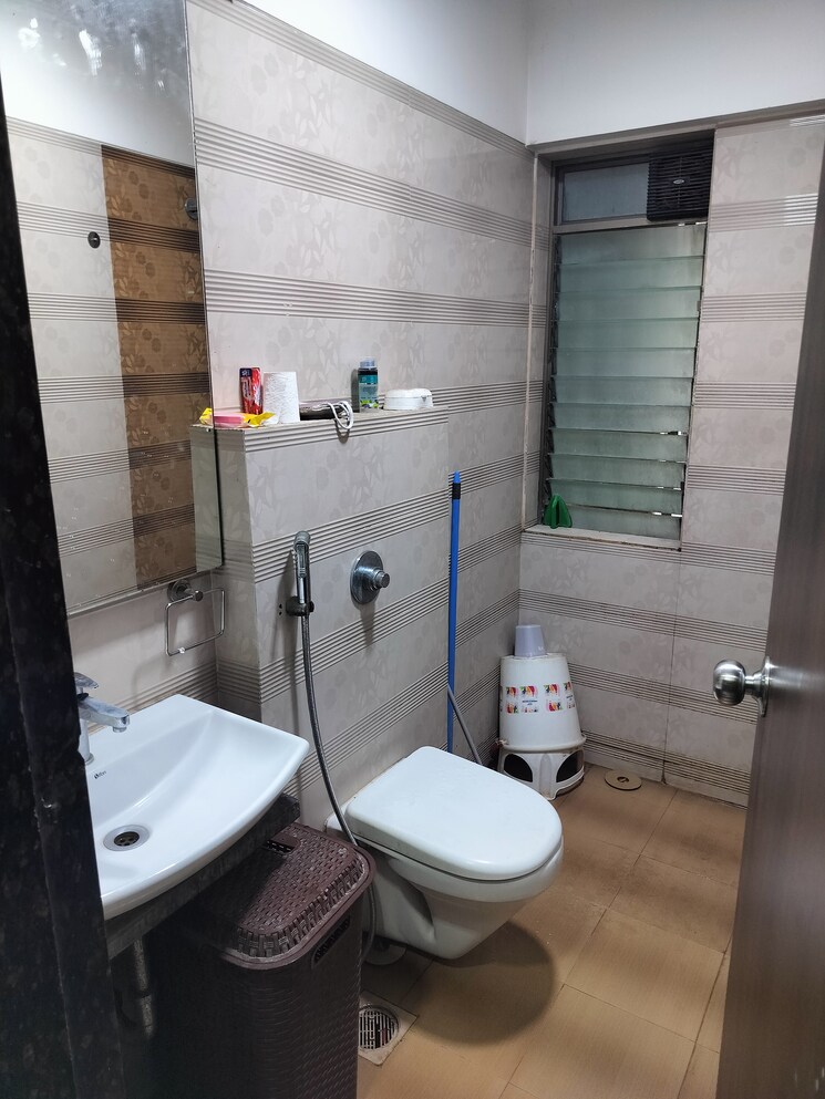Bathroom, dlh-imur 2 Bedroom 750 Sq.Ft. Apartment In Andheri West Mumbai 8712109