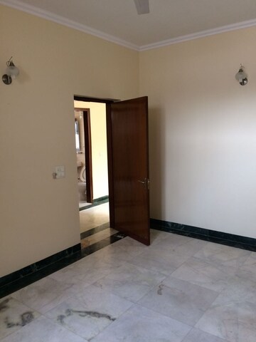 Room in 2 BHK Builder Floor at Sarvapriya Vihar – for Rent