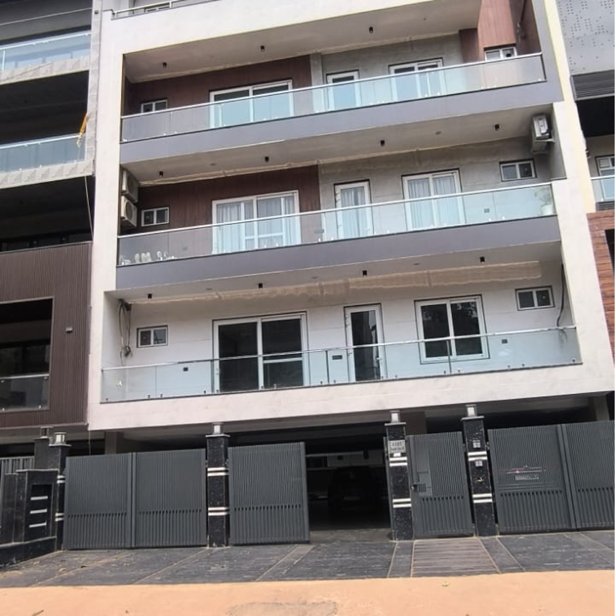 4 BHK + Pooja Room,Servant Room 360 Sq.Ft. Builder Floor in Unitech South City II