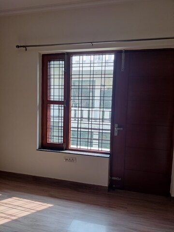 Room in 3 BHK Builder Floor at Saurabh Niwas, Sector 40 – for Rent