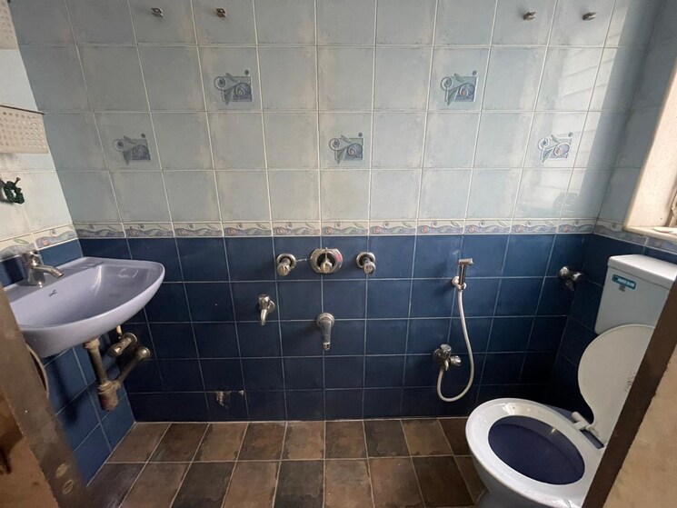 Bathroom, sai-apartment-andheri-west 2 Bedroom 900 Sq.Ft. Apartment In Andheri West Mumbai 8713537