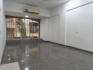 2 BHK Apartment For Rent in Khar West