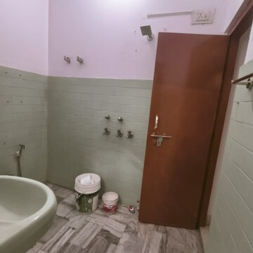 Bathroom in 3.5 BHK Independent House at Gomti Nagar – for Rent