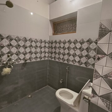 Bathroom in 3.5 BHK Independent House at Gomti Nagar – for Rent