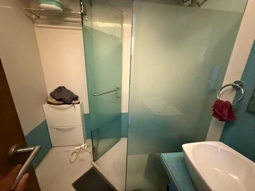 Team Area in 3 BHK Apartment at Khar West – for Rent