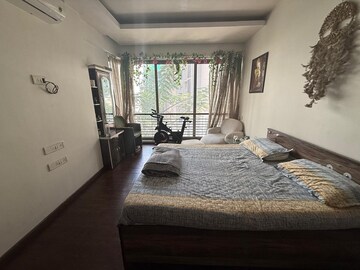 Bedroom in 3 BHK Apartment at Khar West – for Rent
