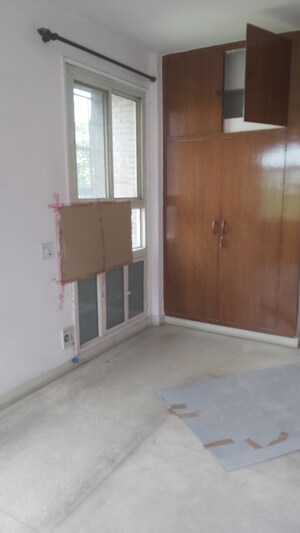 Room in 3.5 BHK Apartment at Mayur Vihar – for Sale