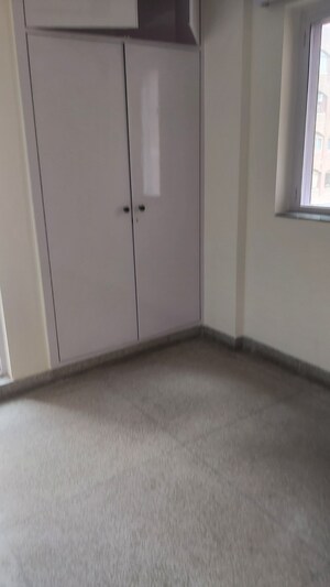 Room in 3.5 BHK Apartment at Mayur Vihar – for Sale