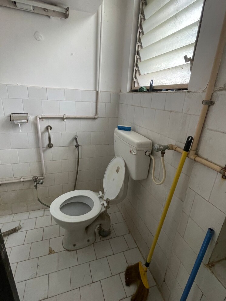 Bathroom, vile parle west 2 Bedroom 700 Sq.Ft. Apartment In Vile Parle West Mumbai 8714412