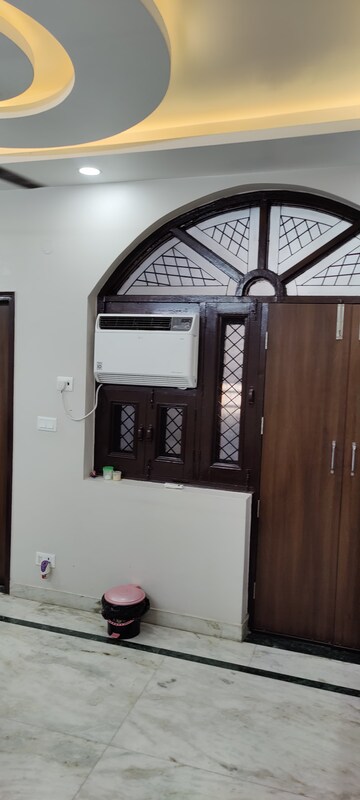 Furnished Amenities in 1 BHK Builder Floor at Ramesh Nagar – for Rent