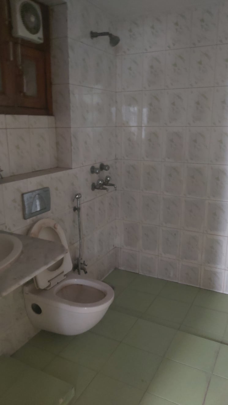 Bathroom, purvasha-apartments 3.5 Bedroom 1450 Sq.Ft. Apartment In Patparganj Delhi 8714421