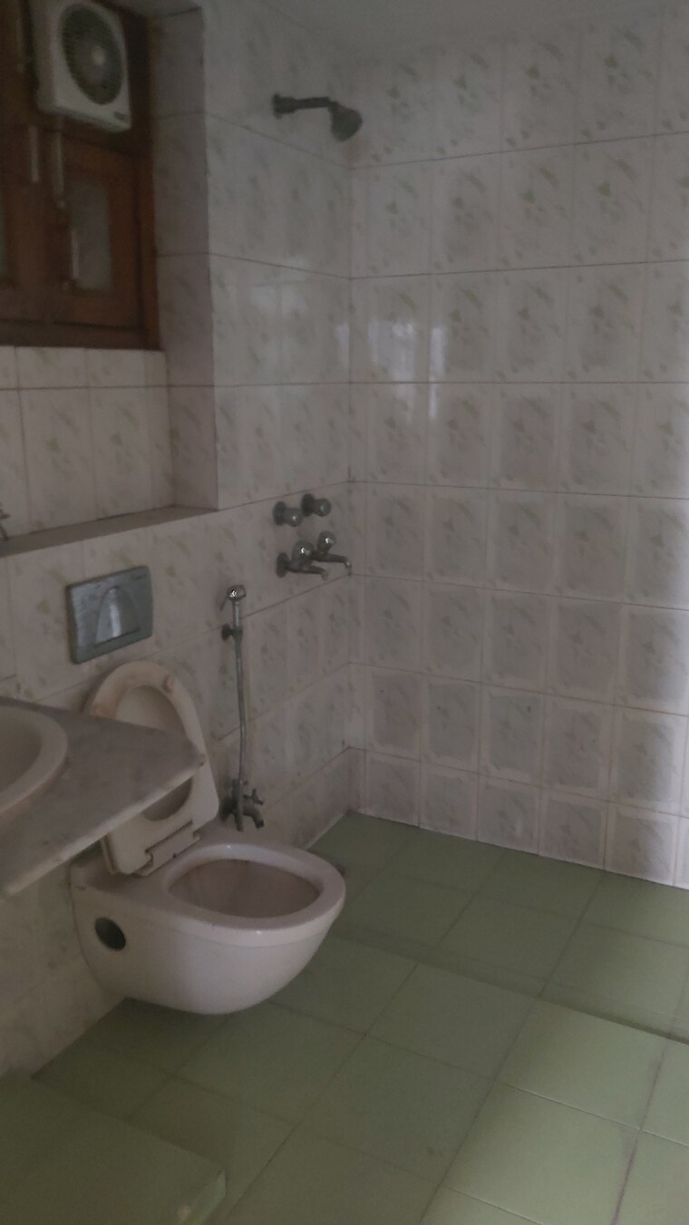 Bathroom, purvasha-apartments 3.5 Bedroom 1450 Sq.Ft. Apartment In Patparganj Delhi 8714421