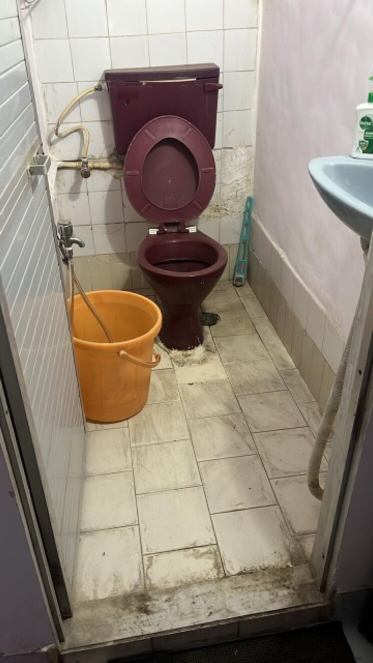 Bathroom, dalkhaniya-house 1 Bedroom 500 Sq.Ft. Apartment In Santacruz East Mumbai 8714456