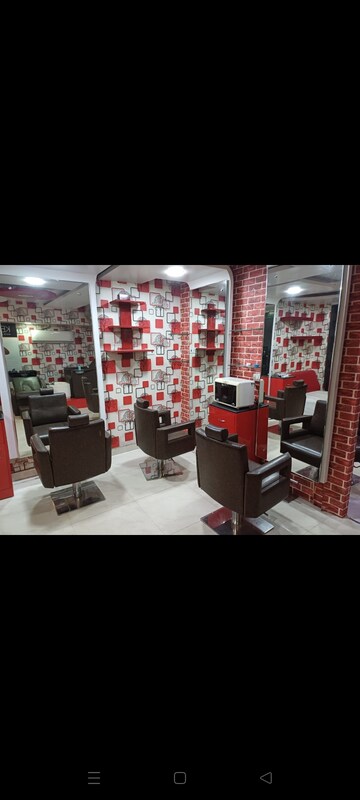 Team Area in  Showroom at Gomti Nagar – for Rent