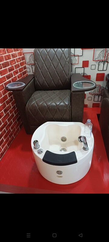 Team Area in  Showroom at Gomti Nagar – for Rent