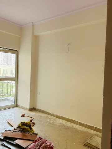 Room in 3 BHK Apartment at Amrapali Crystal Homes, Sector 76 – for Rent