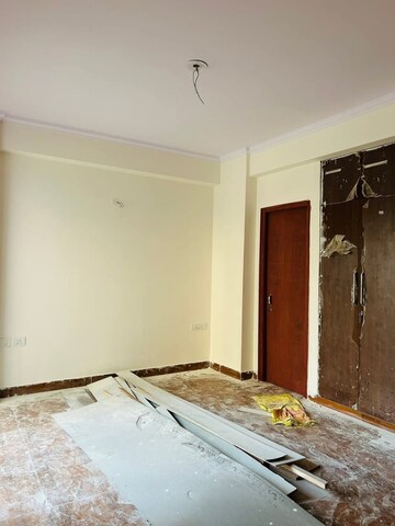 Room in 3 BHK Apartment at Amrapali Crystal Homes, Sector 76 – for Rent